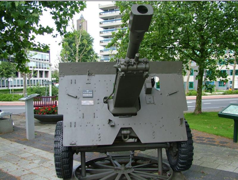 Restored 25 pounder artillery howitzer standing in Arnhem, 2009
