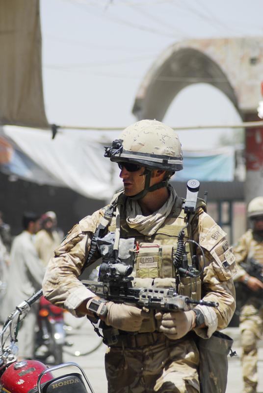 3 PARA soldier on patrol in Kandahar, Afghanistan, 2008