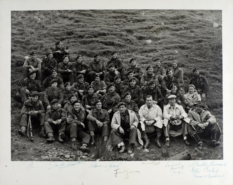 Photograph of Alan Ladd with members of the Parachute Regiment used in the film 'The Red Beret', based on the Bruneval Raid