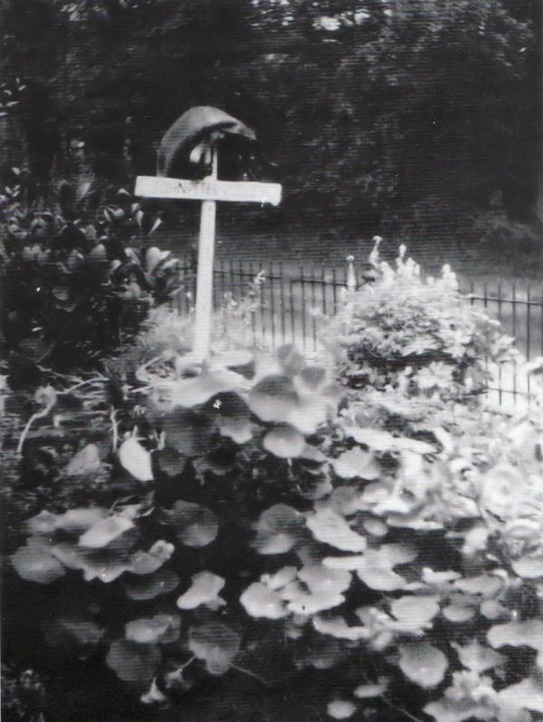 Temp Grave of Cpl 'Max' Rodley, in a slit trench in the garden of No 8 Stationweg, Oosterbeek, 1944