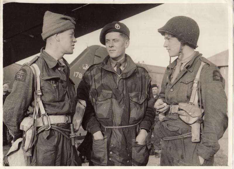 Derrick Bentham speaks with soldiers at Maison Blanche Airfield, 1942