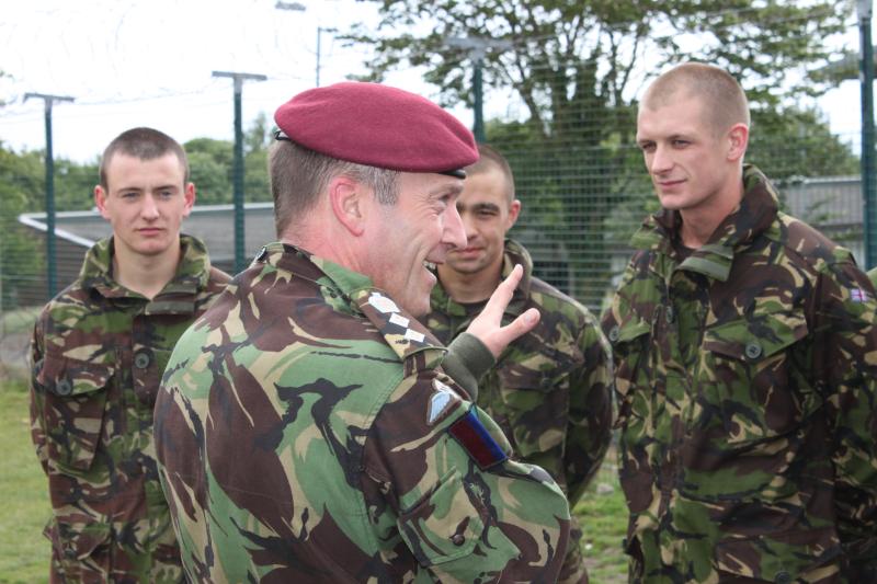 General Shaw speaks with recruits during a visit to ITC Para, Catterick, 2010