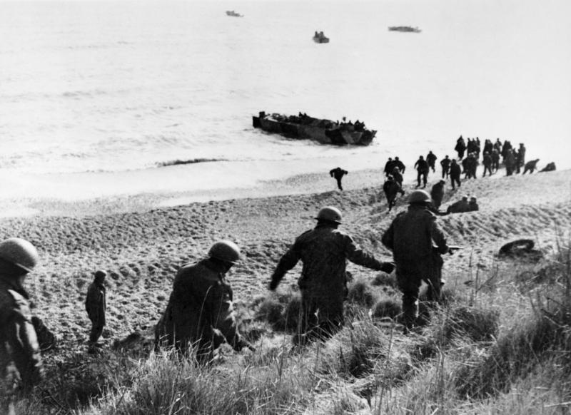 Paratroops practising their withdrawal to the landing craft for the Bruneval Raid.Courtesy of IWM. Negative Number HU68339.