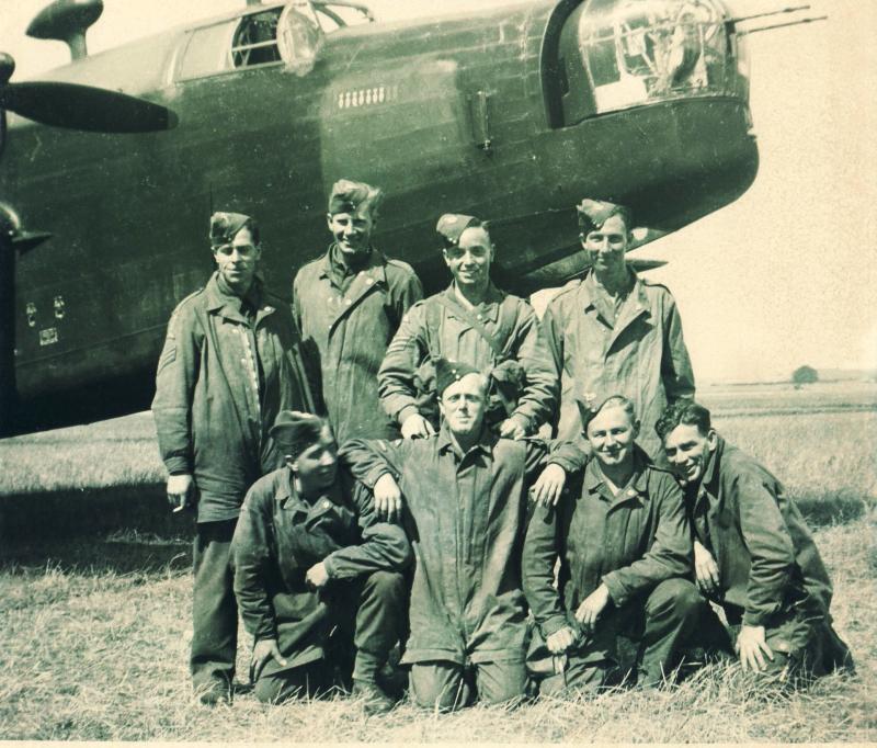 Men from 5 Platoon, S Coy, 1 Para Bn pose for a photo at Hurn Airfield, July 1942