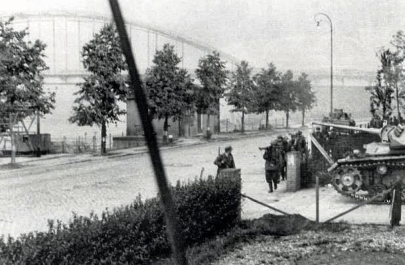 German Troops close in to Arnhem Bridge