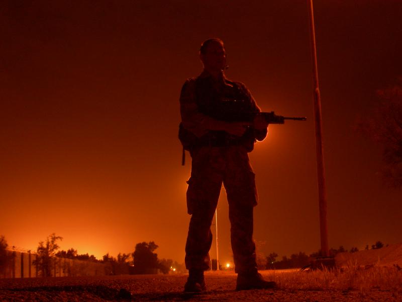 Para stands on patrol, Iraq, Op Telic 7, 2006