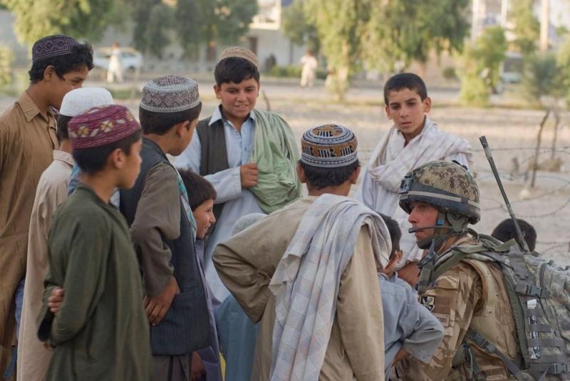 Soldier chats to children in Khanadar City, Afghanistan June 2008
