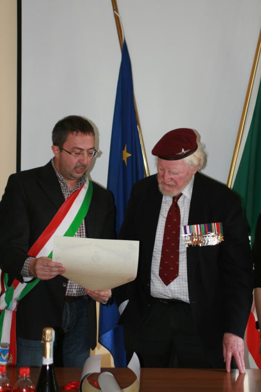 Deputy Mayor De Simone and Major Hargreaves MC (Palombaro, March 2013).
