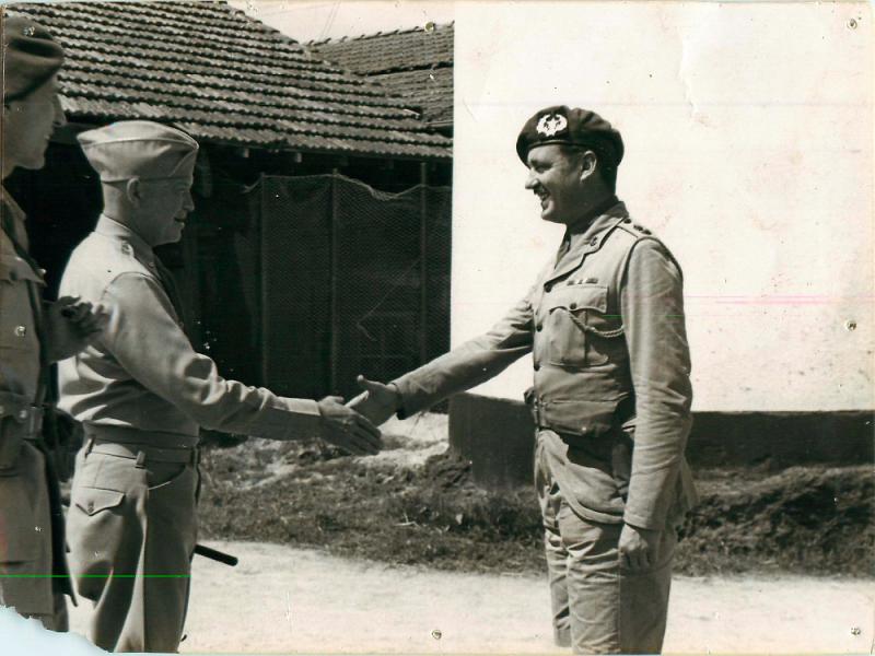 General Eisenhower shakes the hand of Lieutenant Colonel Frost. 