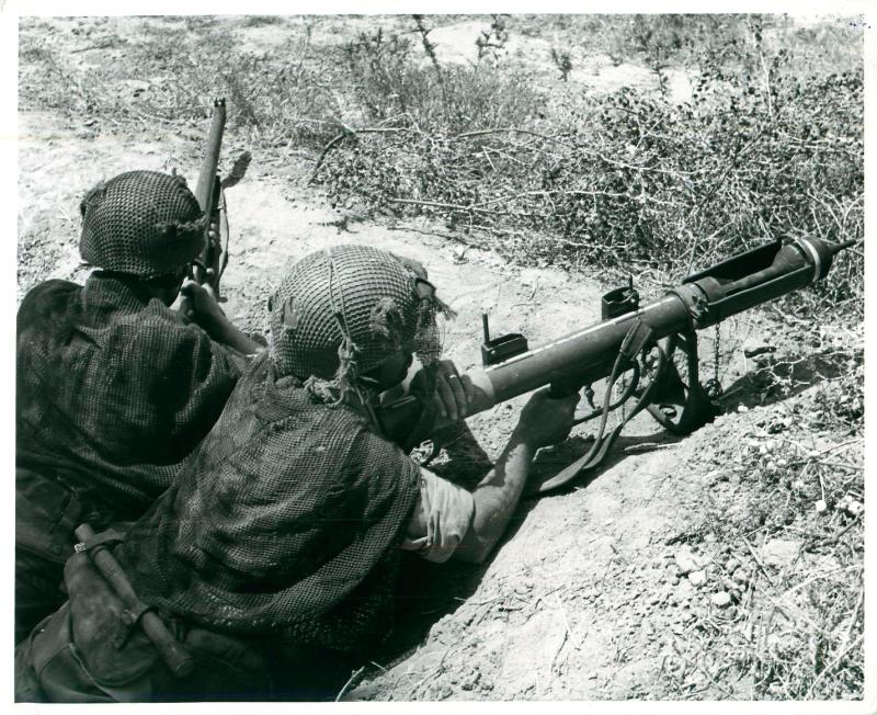Two paratroopers use anti-tank weapons.
