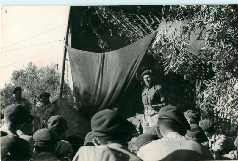 Major General Hopkinson speaking to 21st Independent Parachute Company ffrom a raised platform. 
