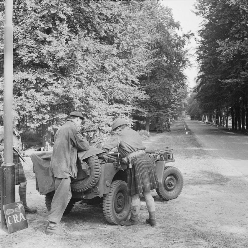 AA Officers of No 1 Wing, Glider Pilot Regiment, confer near Arnhem, 18 September 1944.