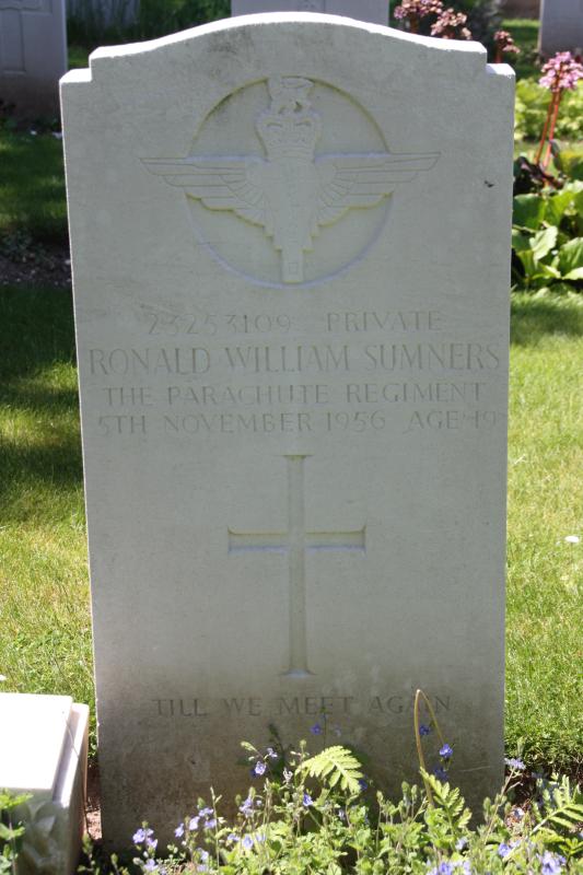 Headstone of Pte RW Sumners, Tidworth Military Cemetery, Wiltshire, UK