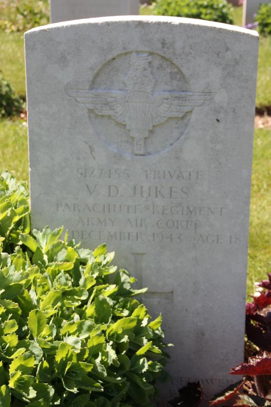 Headstone of Pte VD Jukes, Tidworth Military Cemetery, Wiltshire, UK
