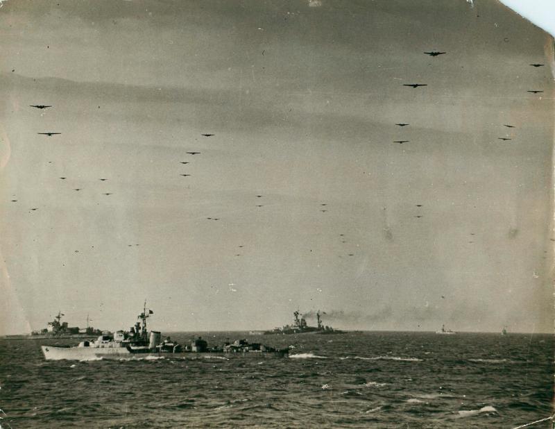 Gliders cross the Channel above ships of the Royal Navy. 